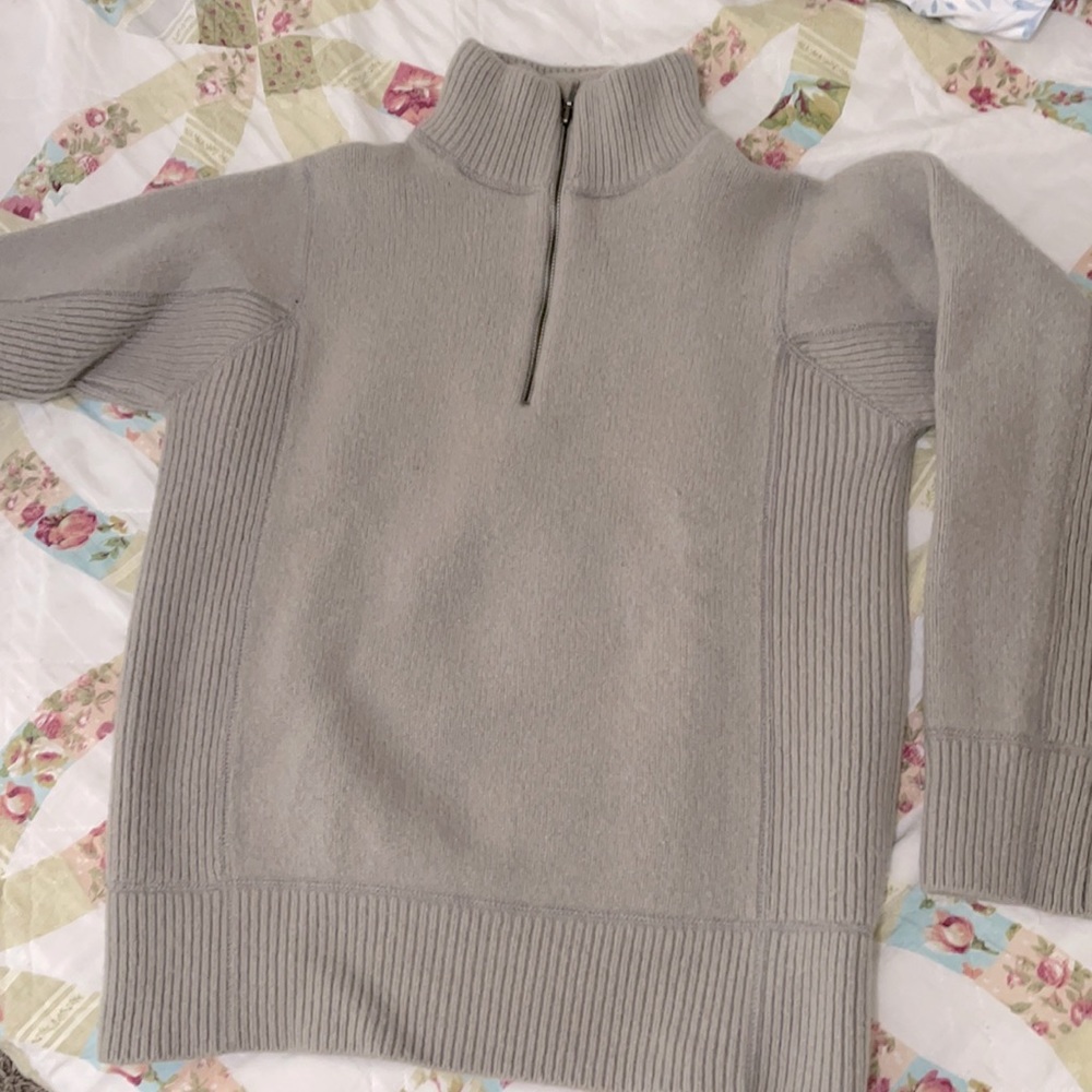 Wool Sweater. Small. Light brown-green. Zip up